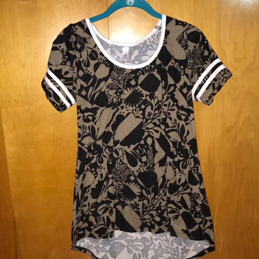 LuLaRoe classic Tshirt XS(more like small/medium)